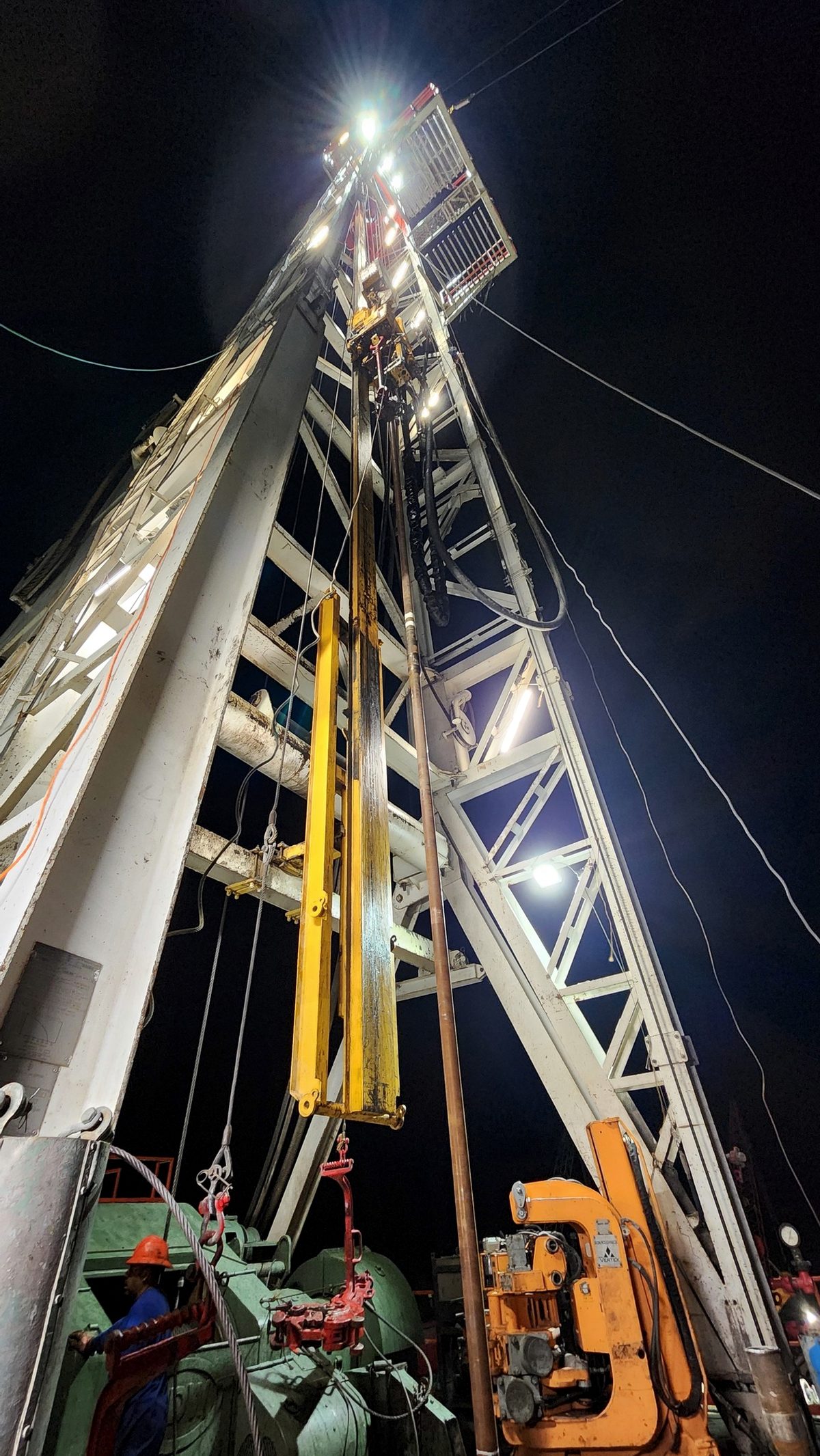 Rig derrick on a Specialized Energy Services directional run